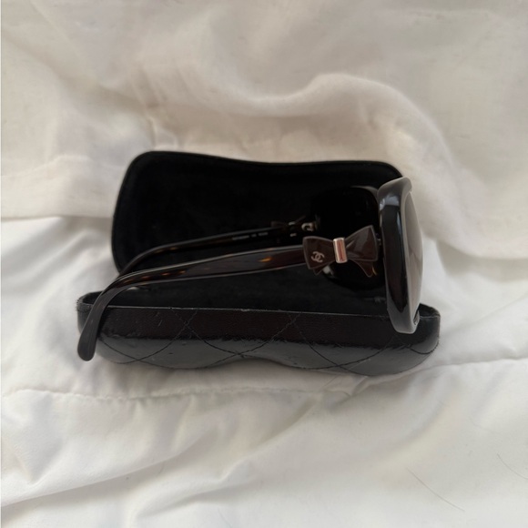 Tortoise Shell Sunglasses - Picture 4 of 8